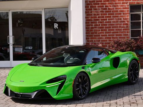 Used 2025 McLaren Artura Spider image 18
