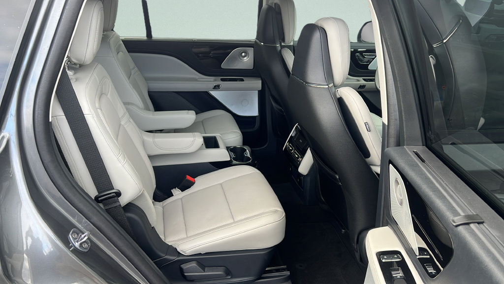 Used 2025 Lincoln Aviator Reserve w/ Luxury Package AWD/4WD image 8