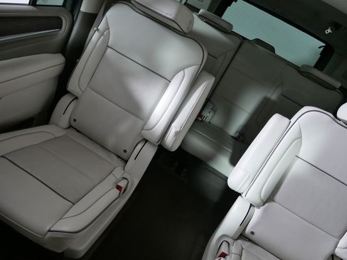Used 2021 GMC Yukon XL Denali w/ Denali Ultimate Package AWD/4WD image 12