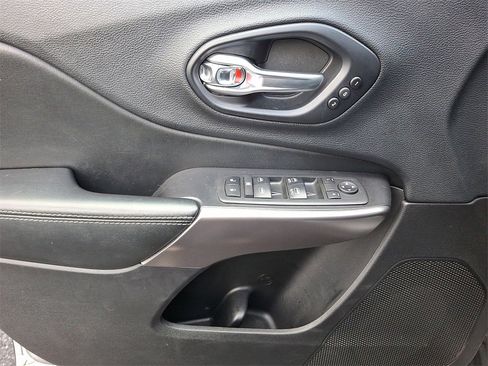 Used 2019 Jeep Cherokee Limited w/ Technology Group image 15