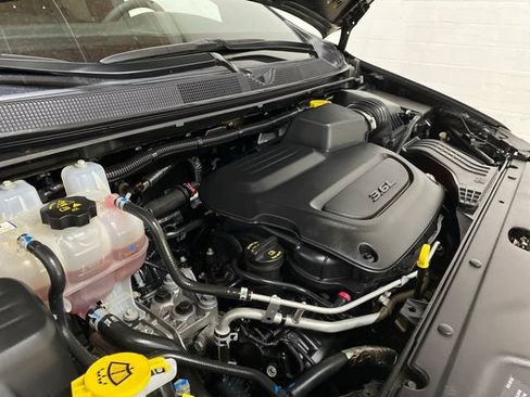 Used 2025 Chrysler Pacifica Select FWD image 96