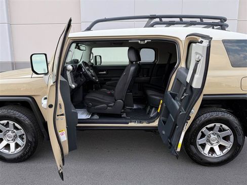 Used 2014 Toyota FJ Cruiser 4WD w/ Convenience Package image 30