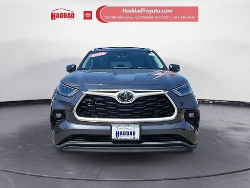 Used 2022 Toyota Highlander XLE AWD/4WD image 9