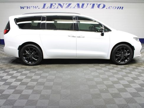 Used 2024 Chrysler Pacifica Touring-L w/ S Appearance Package AWD/4WD image 2