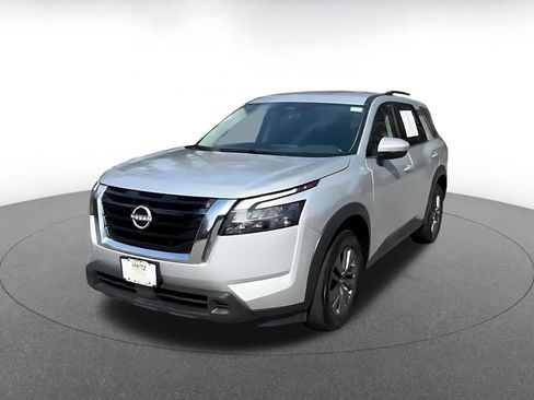 Used 2025 Nissan Pathfinder SV image 7