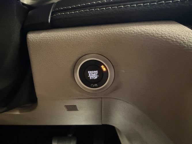 Used 2024 Chrysler Pacifica Limited FWD image 19