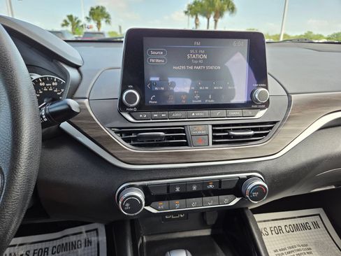 Used 2024 Nissan Altima 2.5 SV FWD image 36