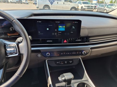 Used 2025 Kia Carnival FWD image 28