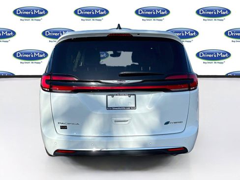Used 2023 Chrysler Pacifica Touring-L FWD image 6