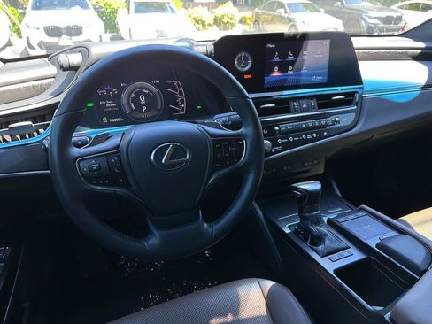 Used 2022 Lexus ES 300h w/ Premium Package FWD image 2