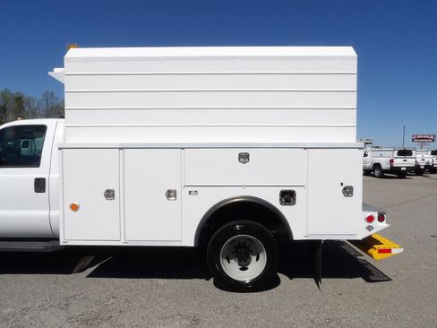 Used 2015 Ford F550 2WD Regular Cab Super Duty image 36