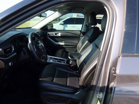 Used 2022 Ford Explorer XLT w/ Equipment Group 202A image 10