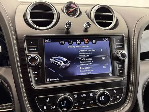 Used 2017 Bentley Bentayga AWD/4WD image 20