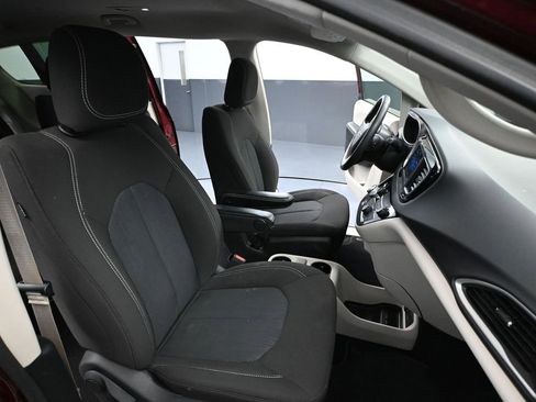 Used 2021 Chrysler Voyager LX image 45
