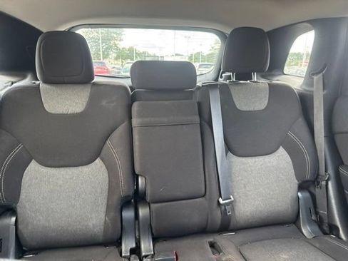 Used 2018 Jeep Cherokee Latitude w/ Altitude Package FWD image 17