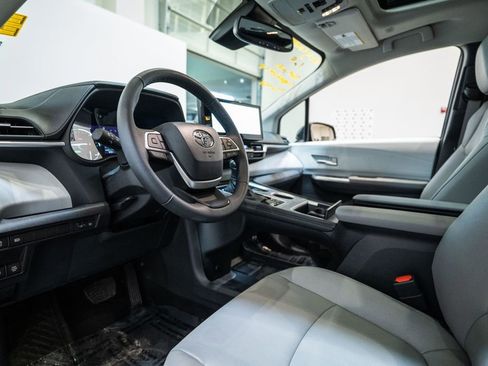 Used 2025 Toyota Sienna XLE image 12