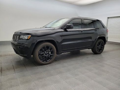 Used 2019 Jeep Grand Cherokee Altitude image 2