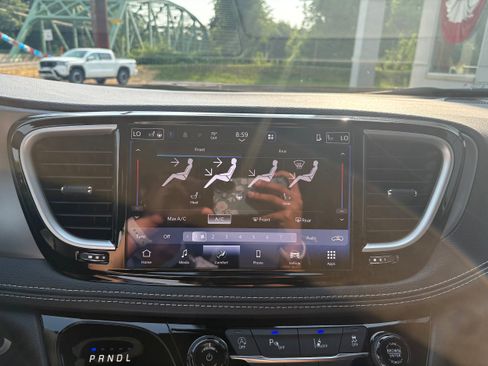 New 2027 Chrysler Pacifica Select FWD image 23