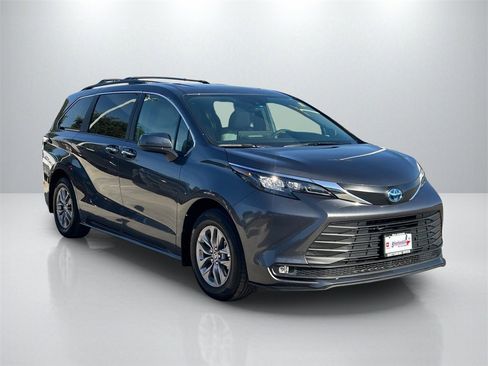 Used 2025 Toyota Sienna XLE w/ XLE Plus Package image 3
