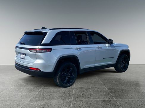 Used 2023 Jeep Grand Cherokee Altitude AWD/4WD image 5