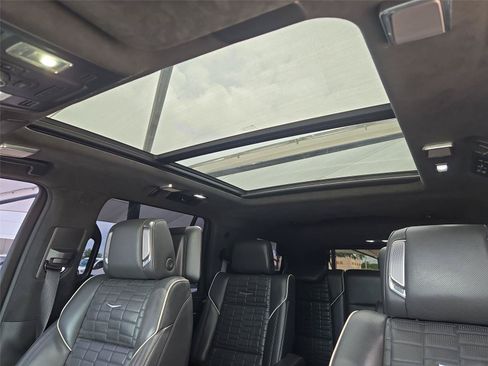 Used 2022 Cadillac Escalade Sport Platinum w/ Heavy-Duty Trailer Package AWD/4WD image 9