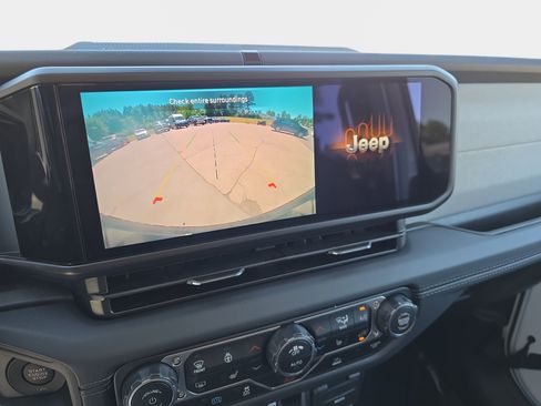 Used 2025 Jeep Wrangler Unlimited Sahara AWD/4WD image 22