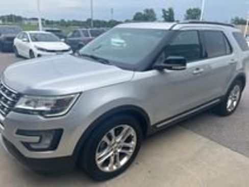 Used 2017 Ford Explorer XLT w/ Equipment Group 202A FWD image 1