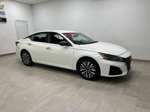 Used 2025 Nissan Altima 2.5 SV FWD image 6