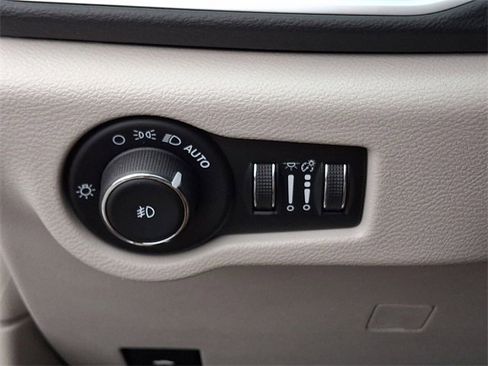 Used 2024 Chrysler Pacifica Touring-L image 24