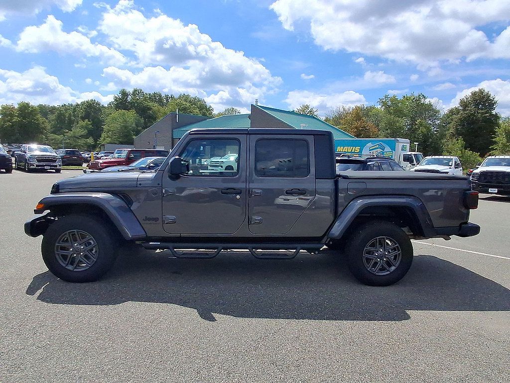 Used 2025 Jeep Gladiator Sport AWD/4WD image 5