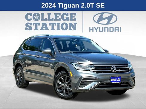 Used 2024 Volkswagen Tiguan SE FWD image 1