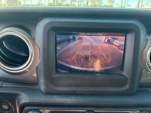 Used 2019 Jeep Wrangler Unlimited Sahara image 15