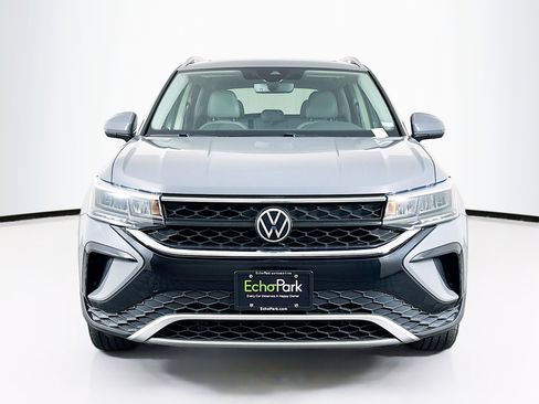 Used 2022 Volkswagen Taos SE w/ Panoramic Sunroof Package FWD image 2