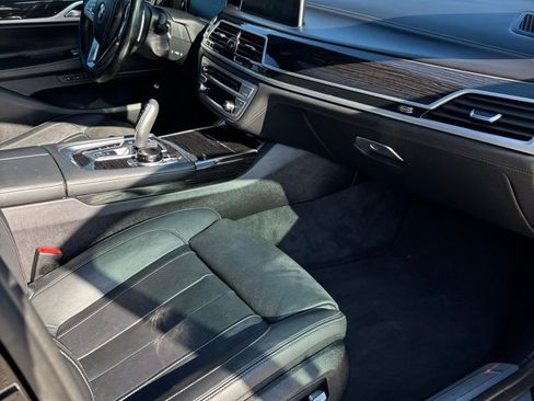 Used 2019 BMW 740i image 18