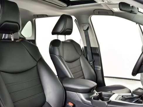 Used 2021 Toyota RAV4 XLE Premium image 21