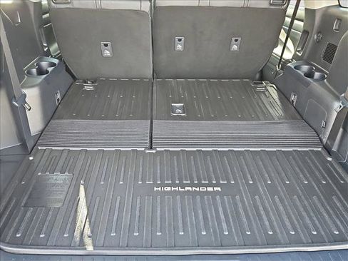 Used 2022 Toyota Highlander XLE image 6