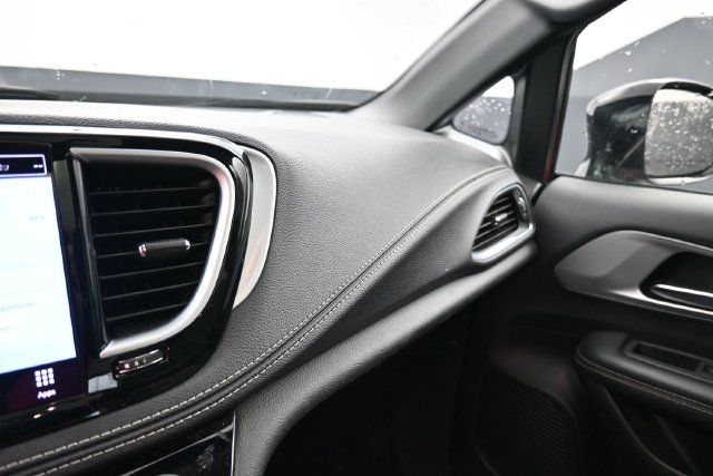 Used 2025 Chrysler Pacifica Limited FWD image 20