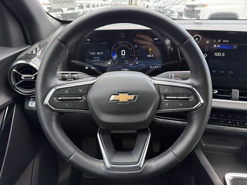 Used 2025 Chevrolet Equinox LT w/ Safety and Technology Package FWD image 18