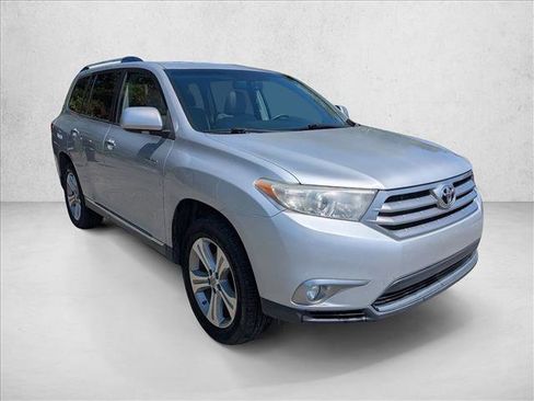 Used 2012 Toyota Highlander Limited w/ Tow Pkg AWD/4WD image 3
