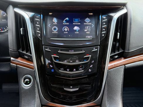 Used 2018 Cadillac Escalade Premium Luxury RWD image 30