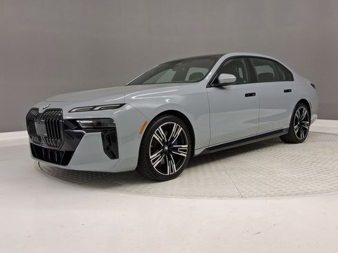 Used 2023 BMW 760i xDrive AWD/4WD image 35
