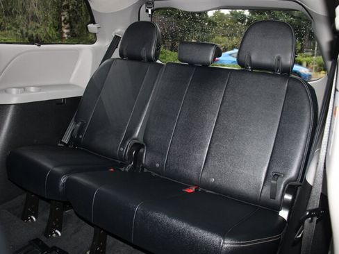 Used 2015 Toyota Sienna SE w/ SE Preferred Package FWD image 18