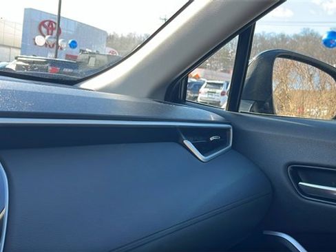 Used 2025 Toyota Corolla Cross XLE image 17