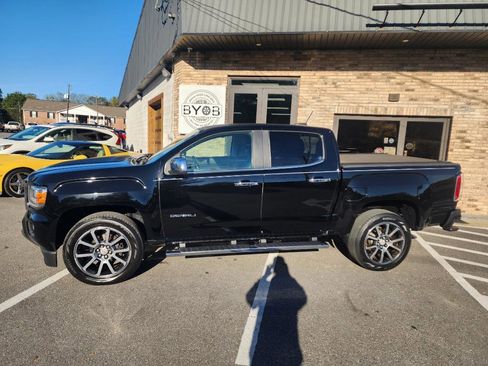 Used 2017 GMC Canyon Denali image 2