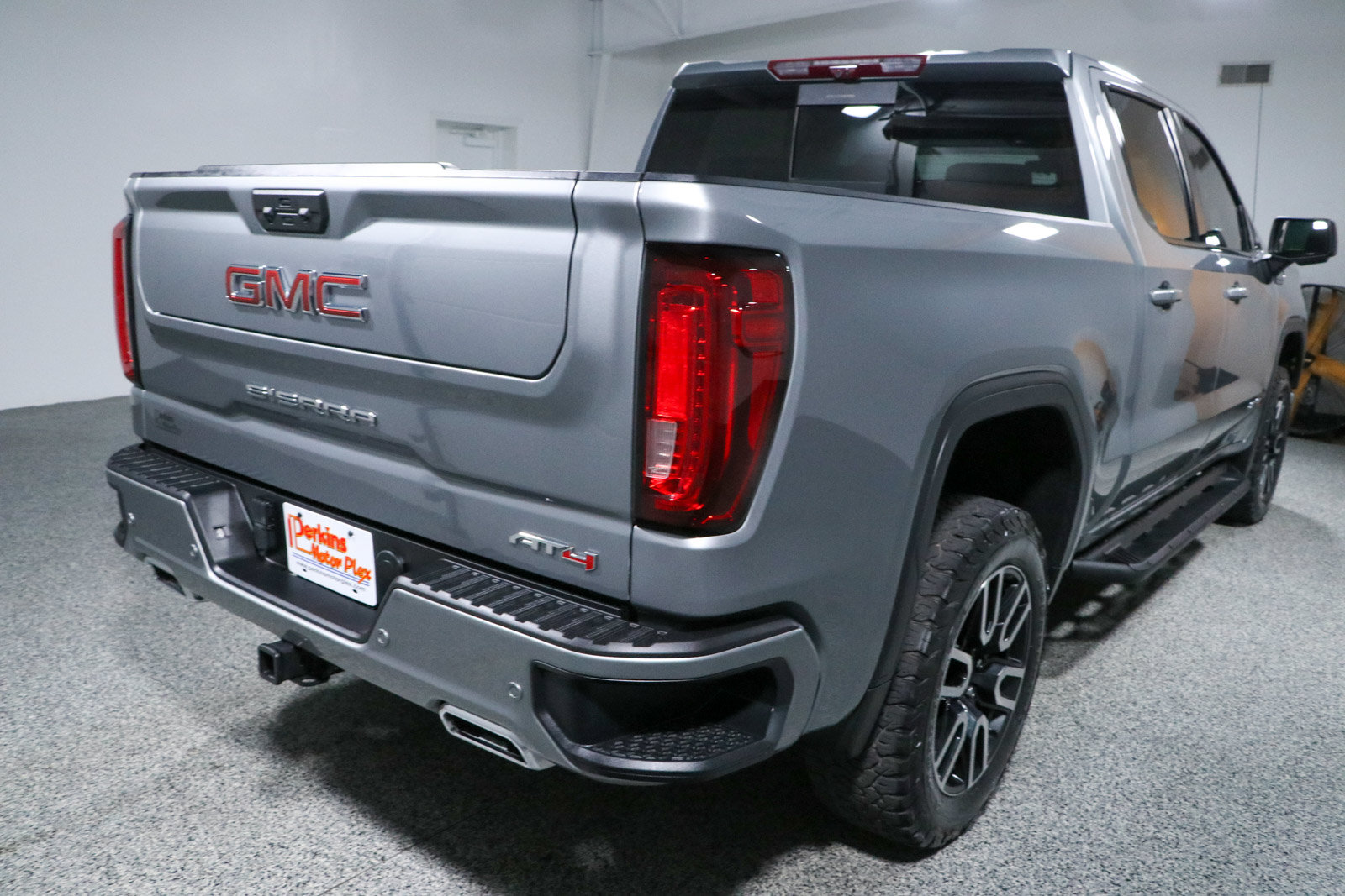 Used 2024 GMC Sierra 1500 AT4 w/ Technology Package AWD/4WD image 7