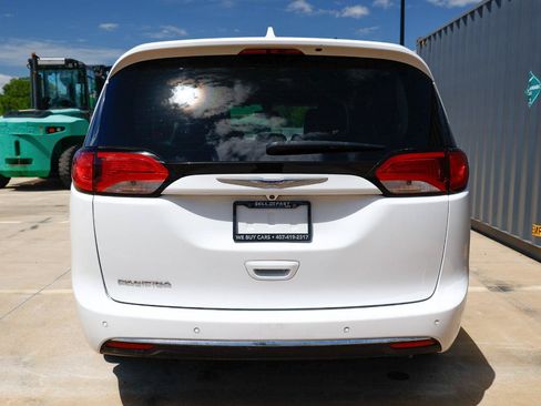 Used 2019 Chrysler Pacifica Touring-L FWD image 6
