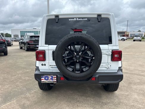Used 2025 Jeep Wrangler Unlimited Sahara AWD/4WD image 5