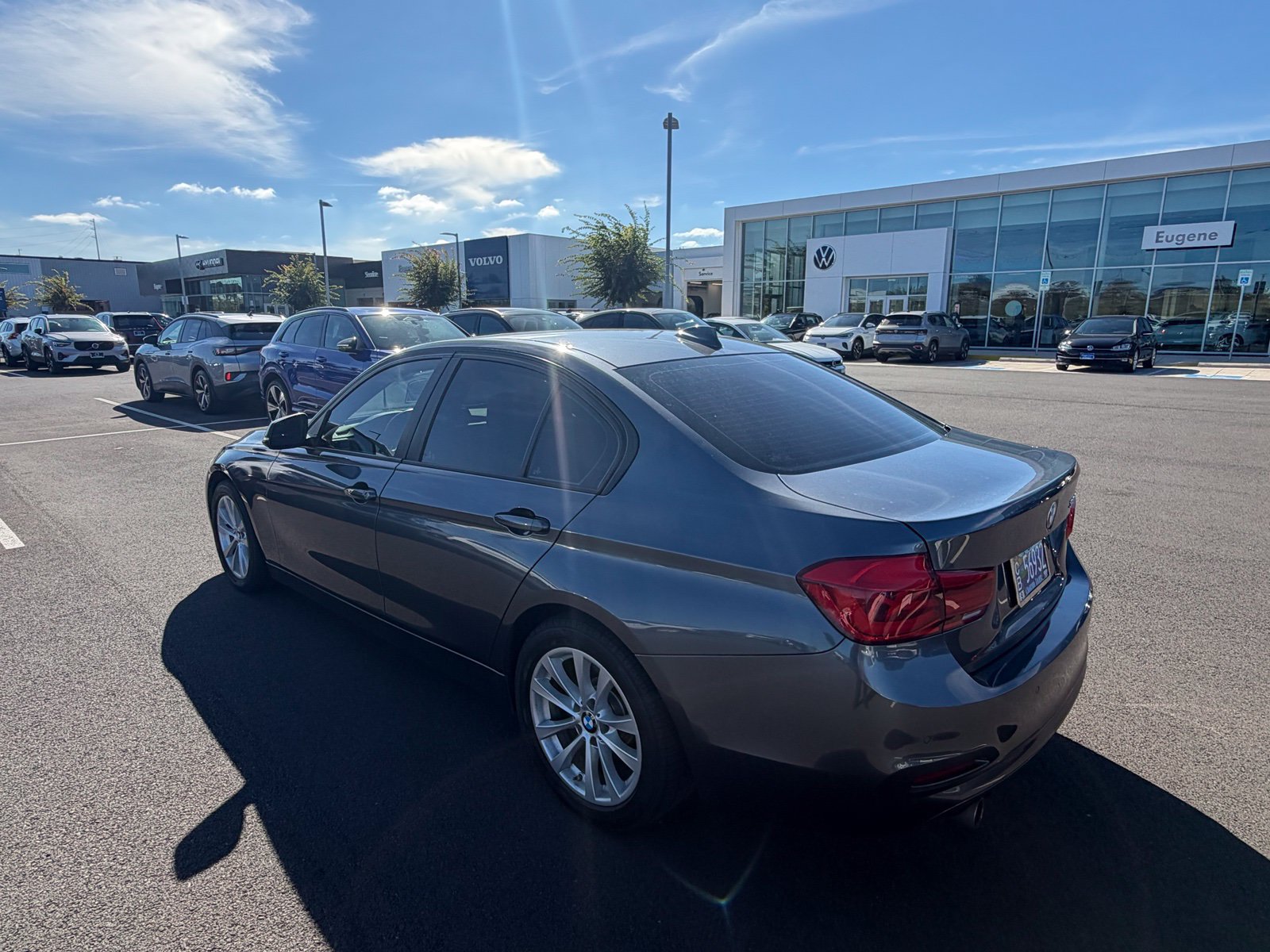 Used 2018 BMW 320i Sedan RWD image 3
