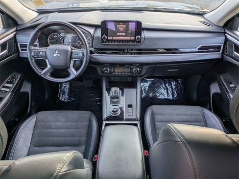 Used 2023 Mitsubishi Outlander SE image 17