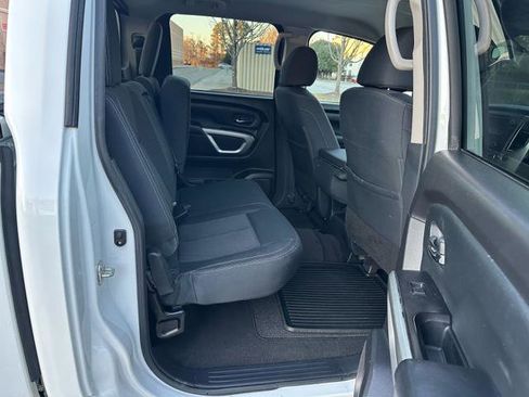 Used 2019 Nissan Titan SV image 40